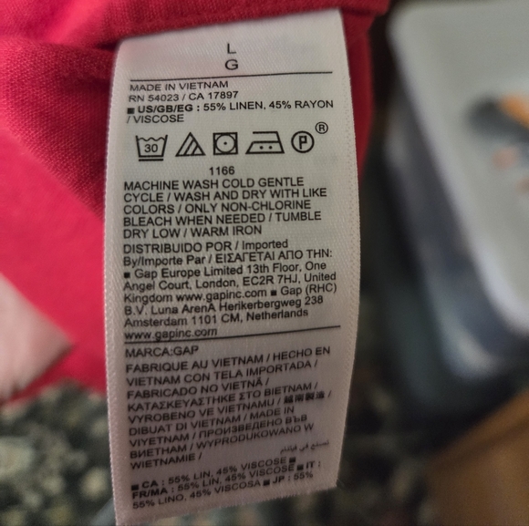 NWT GAP Women's Red Button-Up Top - Picture 3 of 5